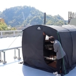 自然に囲まれた屋上に立つテントサウナ＝神戸市北区有馬町