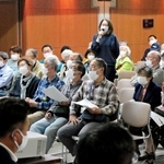 王子公園の今後について、市会議員と意見を交わす地元住民ら＝神戸市灘区王子町３