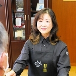 感謝状を受け取る岡本徳子さん＝兵庫署