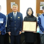 感謝状を受けた岡本徳子さん（右から２人目）＝兵庫署