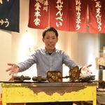 野球カステラ展の会場をＰＲする志方功一さん＝神戸市中央区三宮町１