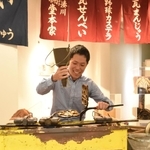 野球カステラ展の会場をＰＲする志方功一さん＝神戸市中央区三宮町１