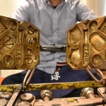 展示される鉄製の焼き型＝神戸市中央区三宮町１