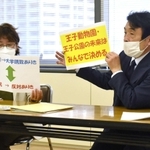 王子公園の再整備について「市民の主体的な参加を」と呼び掛ける金丸正樹さん（右）＝神戸市役所
