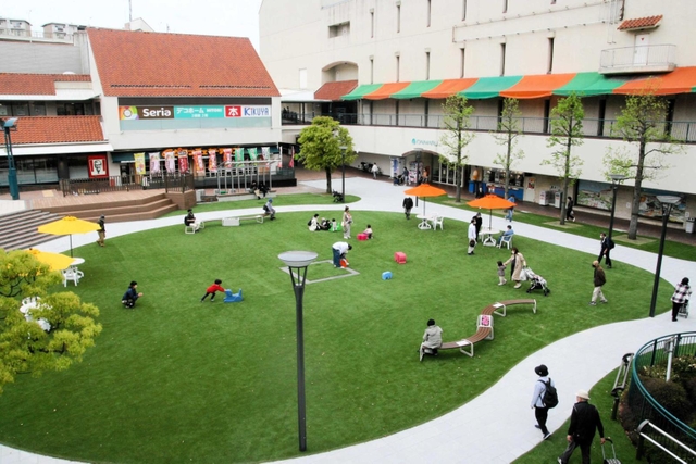 人工芝が敷かれ、リニューアルされた須磨パティオの広場＝神戸市須磨区中落合２