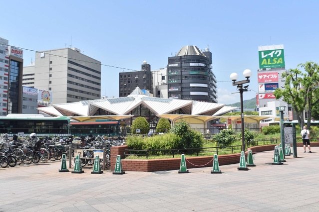 駐輪場の不足や動線に課題があるＪＲ神戸駅前＝神戸市中央区相生町３