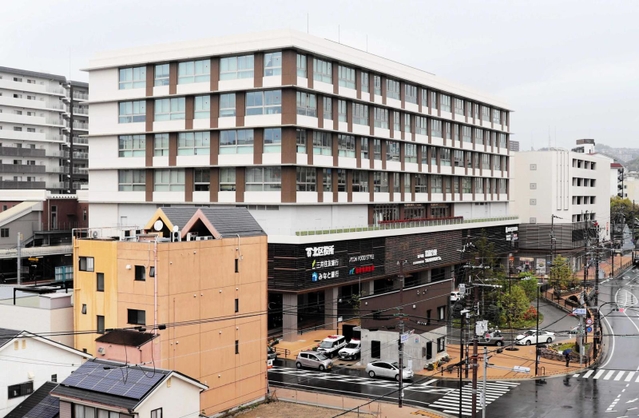 駅に直結する再開発ビル「ベルスト鈴蘭台」（正面）などが並ぶ鈴蘭台駅前＝神戸市北区鈴蘭台東町１