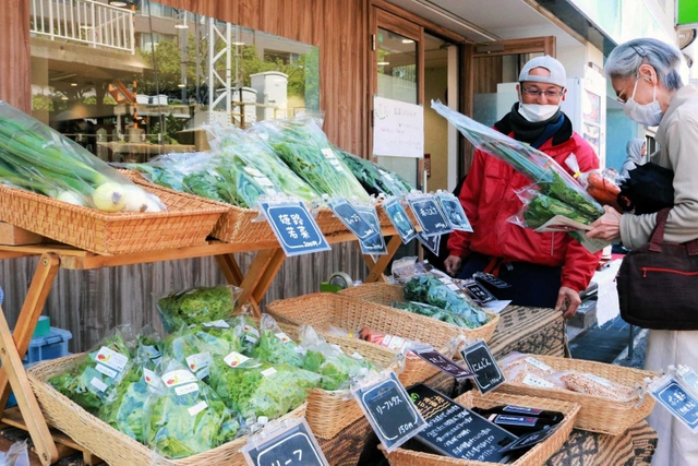 有機野菜が並ぶ「ろっこうおーがにっく市」＝神戸市灘区八幡町４、神戸学生青年センター