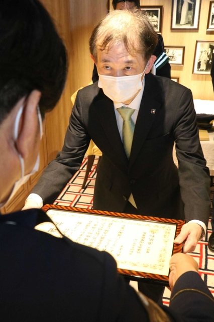 感謝状を受けるユーハイムの石原英和関西支社長＝神戸市中央区元町通１