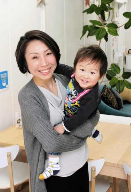 長男の實大ちゃんを連れて仕事をする塩見朋子さん＝神戸市東灘区御影本町８、コワーキングスペース＆カフェ「＋Ｏｎｅ」