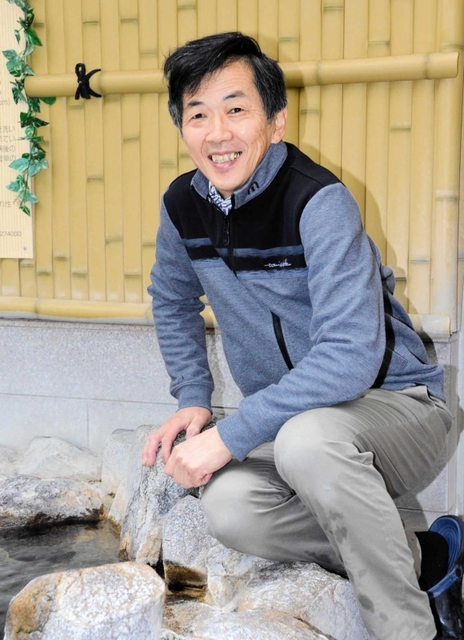 露天風呂に腰かける神戸市浴場組合連合会の立花隆会長＝神戸市東灘区森南町１、森温泉