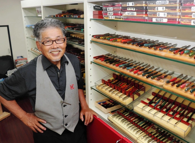 日本かみそりを使って顔そりを続ける緒方房義さん＝神戸市東灘区魚崎南町４、ヘアーサロンおがた