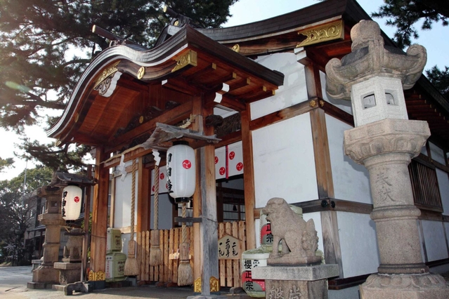 地域住民が行き交う参道を眺めるようにたたずむ社殿＝神戸市東灘区魚崎南町３ 