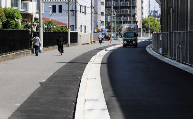 一部開通している阪神青木駅北の側道。歩道と車道がどちらも幅５メートルになっている＝神戸市東灘区北青木２