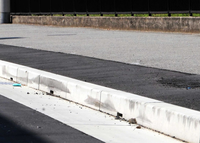 車道と歩道を区切る縁石。タイヤを擦ったような跡がある＝神戸市東灘区北青木２