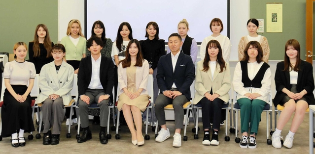 連携して商品開発などを目指す神戸松蔭女子学院大の学生とユタックスの社員＝神戸市灘区篠原伯母野山町１