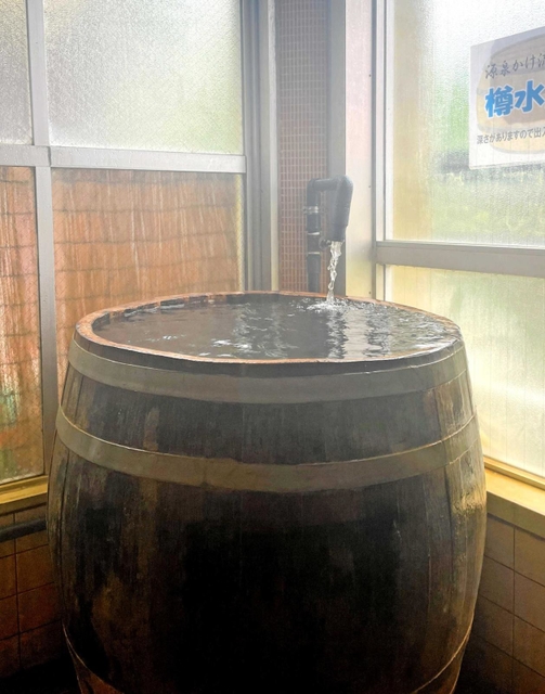 ブランデーのたるを加工した水風呂用の浴槽＝神戸市兵庫区湊山町、湊山温泉