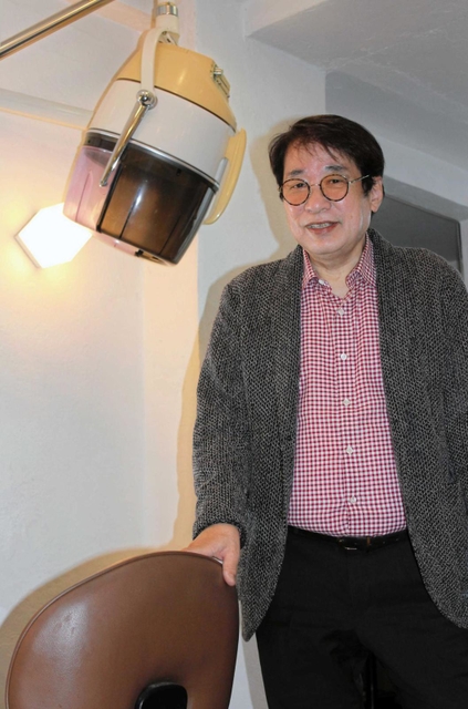 ５０周年の節目を得意の歌声で飾る永海孝さん＝神戸市中央区熊内町２