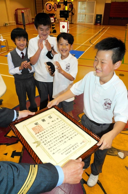 踏切に閉じ込められた車を救った４人＝神戸市須磨区千守町１
