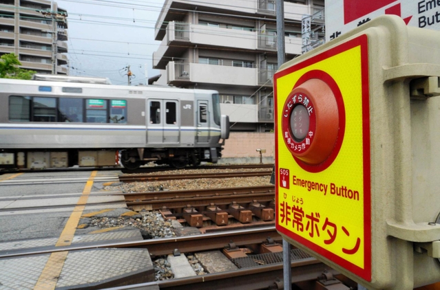 電車を止めた千守踏切の非常ボタン＝神戸市須磨区須磨浦通３