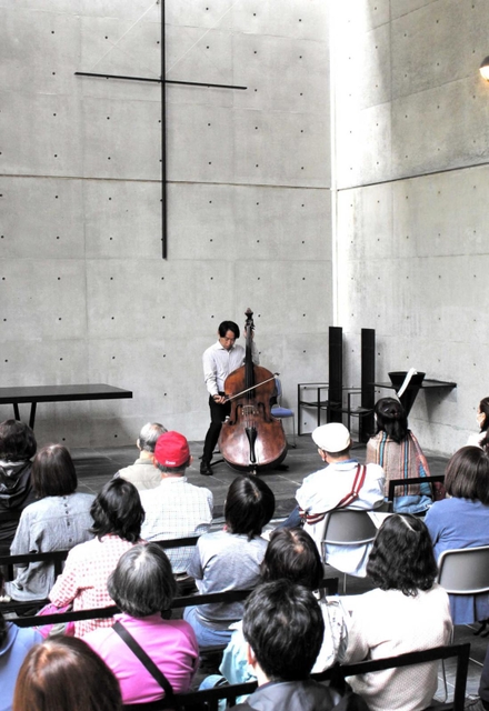 「風の教会」で独奏を披露するコントラバス奏者の幣隆太朗さん＝神戸市灘区六甲山町