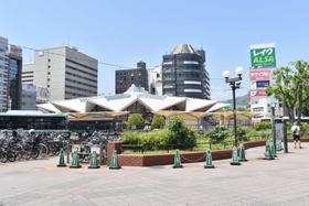 駐輪場の不足や動線に課題があるＪＲ神戸駅前＝神戸市中央区相生町３