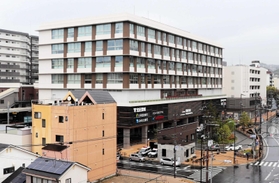 駅に直結する再開発ビル「ベルスト鈴蘭台」（正面）などが並ぶ鈴蘭台駅前＝神戸市北区鈴蘭台東町１