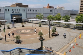 現在の新長田駅前広場＝神戸市長田区若松町４