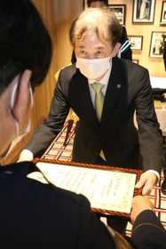 感謝状を受けるユーハイムの石原英和関西支社長＝神戸市中央区元町通１