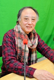 「ＦＭわぃわぃ」の番組で、奄美・沖縄地方の文化や島唄を紹介する大橋愛由等さん＝神戸市長田区海運町３、たかとりコミュニティセンター 