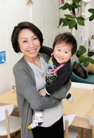 長男の實大ちゃんを連れて仕事をする塩見朋子さん＝神戸市東灘区御影本町８、コワーキングスペース＆カフェ「＋Ｏｎｅ」