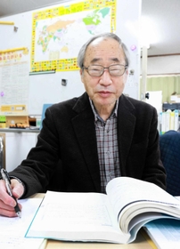 東日本語教室で代表を務める延原臣二さん＝神戸市東灘区深江南町４ 