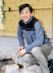 露天風呂に腰かける神戸市浴場組合連合会の立花隆会長＝神戸市東灘区森南町１、森温泉