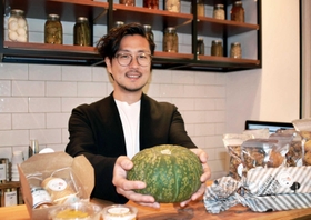 栗マロンカボチャの専門店を経営する、佐藤一さん＝神戸市東灘区御影郡家１ 