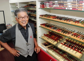 日本かみそりを使って顔そりを続ける緒方房義さん＝神戸市東灘区魚崎南町４、ヘアーサロンおがた