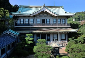 屋根の青銅のさびた色が印象的な本館＝神戸市東灘区住吉山手６