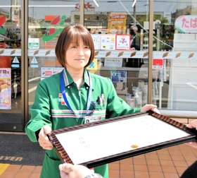 感謝状を受け取る福岡愛さん＝セブン－イレブン神戸学院大学東店