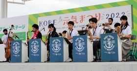 ジャズの街・神戸のムード漂うライブを披露した神戸ユースジャズオーケストラ＝メリケンパーク