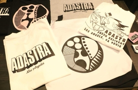 アダストラのＴシャツやバッグ＝神戸市中央区東川崎町１