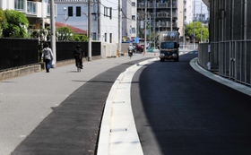 一部開通している阪神青木駅北の側道。歩道と車道がどちらも幅５メートルになっている＝神戸市東灘区北青木２