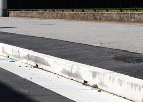 車道と歩道を区切る縁石。タイヤを擦ったような跡がある＝神戸市東灘区北青木２