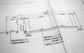 地権者が取り寄せた当初計画の図面。側道の内訳は歩道が２・５メートル、車道が７・５メートルだった