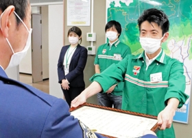 感謝状を受け取る青木達哉さん＝神戸市灘区水道筋１、灘署