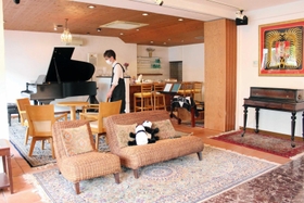 スタインウェイの１９８０年代製ピアノを置き、新たに音楽サロンとなる店内＝神戸市中央区熊内町２