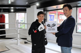 自身がプロデュースしたジム「ＬＯＶＥ　ＷＩＮ」で笑顔を見せる多田悦子選手（左）と蓮井大輔代表＝神戸市中央区栄町通２
