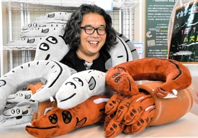 茶色の「くぎ煮バージョン」と白色の「生体バージョン」。大鹿達弥校長も納得のでき＝マリンピア神戸さかなの学校