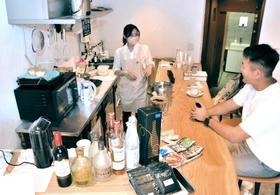 元串カツ店を改装したシェアカフェ。出店者が思い思いのメニューを提供できる＝神戸市兵庫区下祇園町