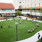 人工芝が敷かれ、リニューアルされた須磨パティオの広場＝神戸市須磨区中落合２
