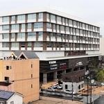 駅に直結する再開発ビル「ベルスト鈴蘭台」（正面）などが並ぶ鈴蘭台駅前＝神戸市北区鈴蘭台東町１