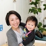 長男の實大ちゃんを連れて仕事をする塩見朋子さん＝神戸市東灘区御影本町８、コワーキングスペース＆カフェ「＋Ｏｎｅ」